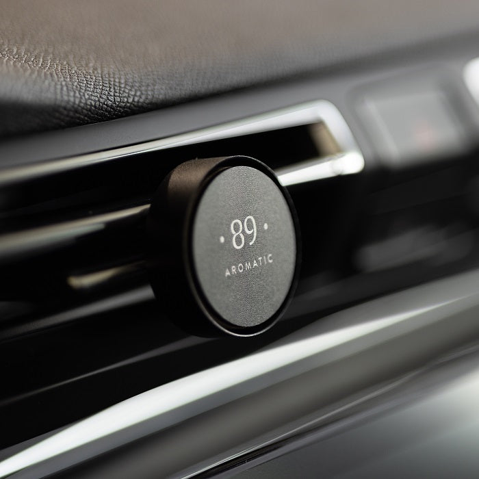 Komplekts: automašīnas gaisa atsvaidzinātāja piespraude pie ventilācijas atveres ar 12 aromātiem